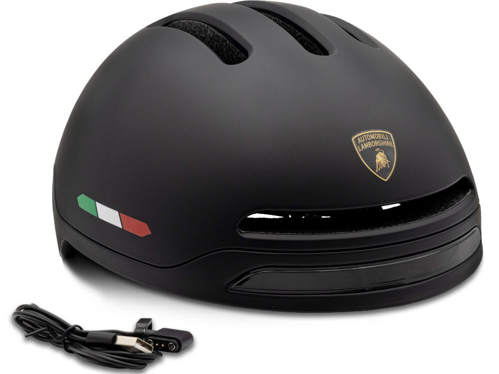 Czarny kask z logo \'AUTOMOBILI LAMBORGHINI\' i włoską flagą, obok znajduje się kabel z wtyczką.