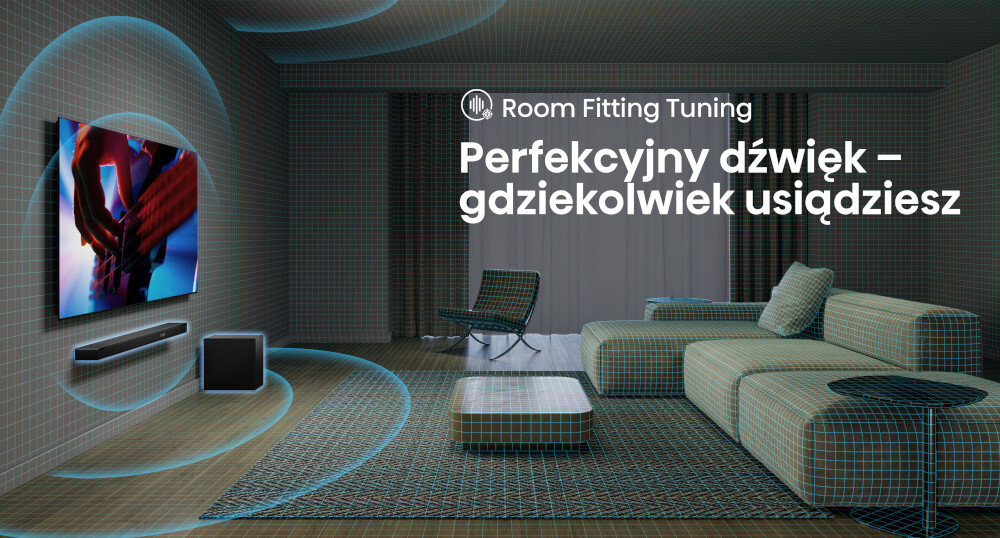 W salonie znajduje się telewizor z wyświetlanym obrazem oraz soundbar i subwoofer. Na obrazie widoczny jest tekst: \'Room Fitting Tuning Perfekcyjny dźwięk – gdziekolwiek usiądziesz\'.