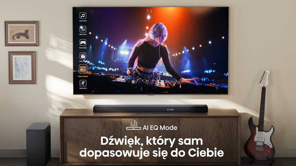 Na obrazie znajduje się telewizor z wyświetlonym koncertem DJ-a, poniżej umieszczony jest soundbar z logo HISENSE. Na szafce widoczny jest napis: \'AI EQ Mode Dźwięk, który sam dopasowuje się do Ciebie\'.
