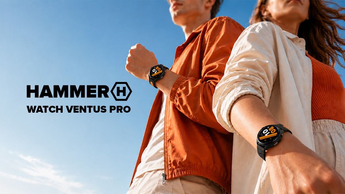 Mężczyzna na siłowni obsługuje smartwatch HAMMER WATCH VENTUS PRO; obok leżą hantle, lina treningowa i bidon.
