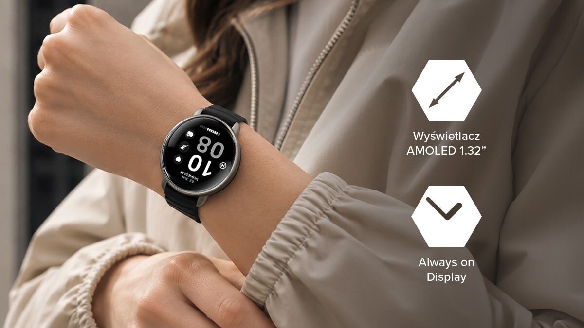Kobieta nosi smartwatch HAMMER WATCH VENTUS z czarnym paskiem; grafika wyróżnia ekran AMOLED 1,32 cala i funkcję Always on Display.