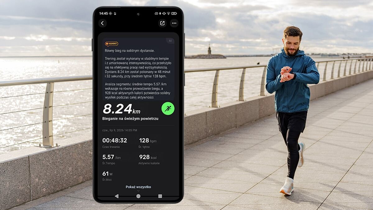 Biegacz sprawdza smartwatch HAMMER WATCH VENTUS nad morzem; obok HAMMER VENTUS 5G - ekran aplikacji z analizą treningu na dystansie 8,24 km.