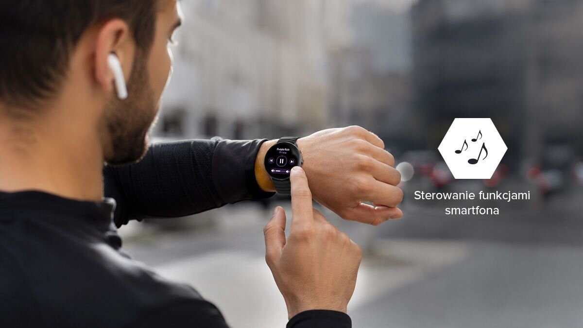 Mężczyzna steruje muzyką na smartfonie za pomocą smartwatcha HAMMER WATCH VENTUS podczas słuchania przez bezprzewodowe słuchawki.