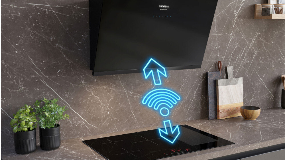 Kuchnia z czarnym okapem marki Siemens zamontowanym nad płytą indukcyjną. Na obrazie widoczne są niebieskie ikony strzałek i symbol Wi-Fi wskazujące na funkcję połączenia bezprzewodowego.