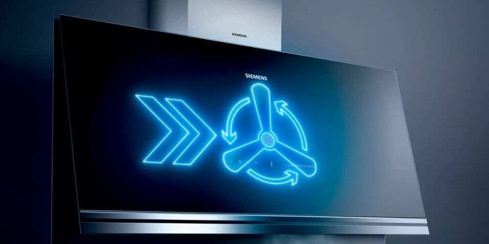 Czarny okap kuchenny z logo \'SIEMENS\' na szklanej powierzchni, z niebieską grafiką przedstawiającą strzałki i wentylator. W tle widoczna jest metalowa część urządzenia.