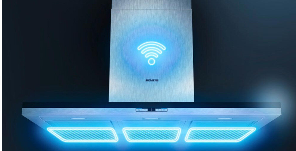 Okap kuchenny z metaliczną obudową i podświetlanymi na niebiesko filtrami. Na obudowie widoczne jest logo \'SIEMENS\' oraz symbol sieci bezprzewodowej.