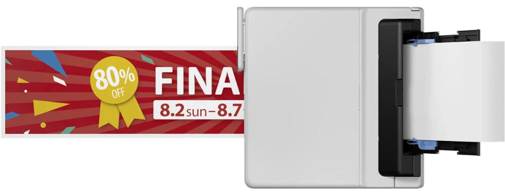 Obraz przedstawia urządzenie drukujące, z którego wychodzi wydruk z napisem \'80% OFF FINAL 8.2 sun~8.7\' na tle czerwonych promieni i żółtej wstęgi.