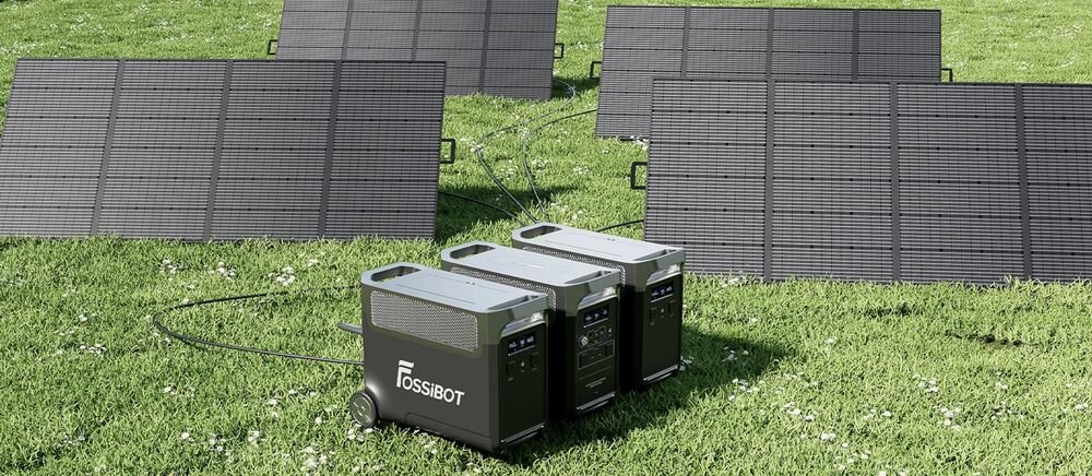 Bateria FOSSIBOT FB3840 3840Wh do F3600 Pro, słońce, ładowanie, fotowoltaika, kemping, Stacje zasilania podłączone do paneli słonecznych na trawie.