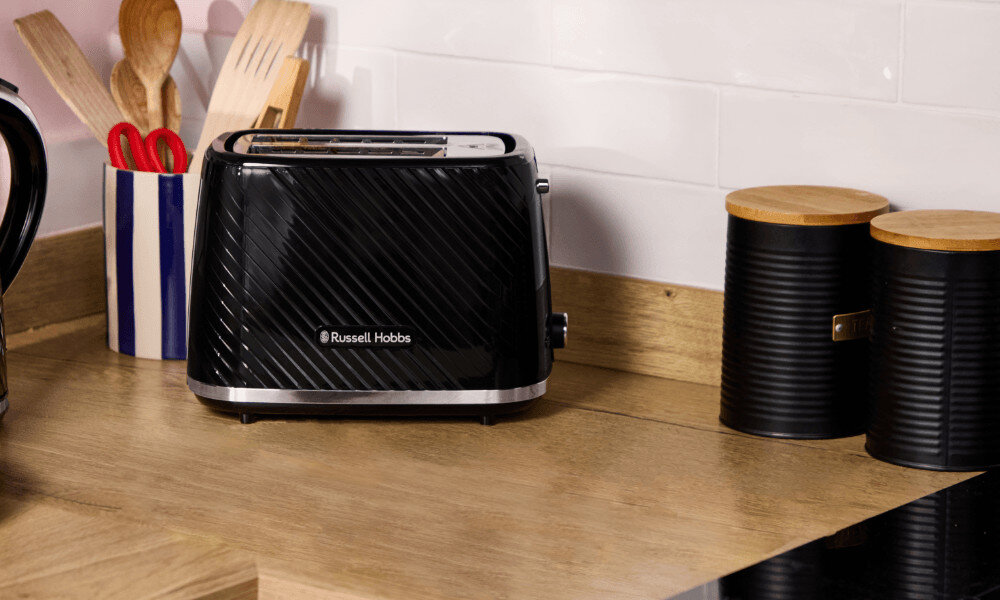 Toster RUSSELL HOBBS Birch 28721-56 Czarny zdjęcie lifestyle w stylowej formie Charakterystyczne wykończenie praktyczne funkcje