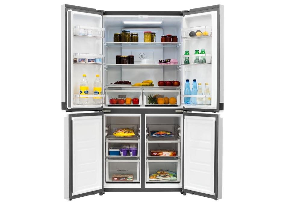 Otwarta lodówka z widocznymi półkami wypełnionymi różnymi produktami spożywczymi, takimi jak słoiki, butelki, owoce i warzywa. W dolnej części znajdują się szuflady z mrożonymi produktami.
