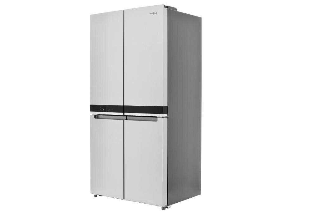 Srebrna lodówka side by side z czterema drzwiami i logo \'whirlpool\' na górze. Posiada czarny panel z uchwytami na środku.