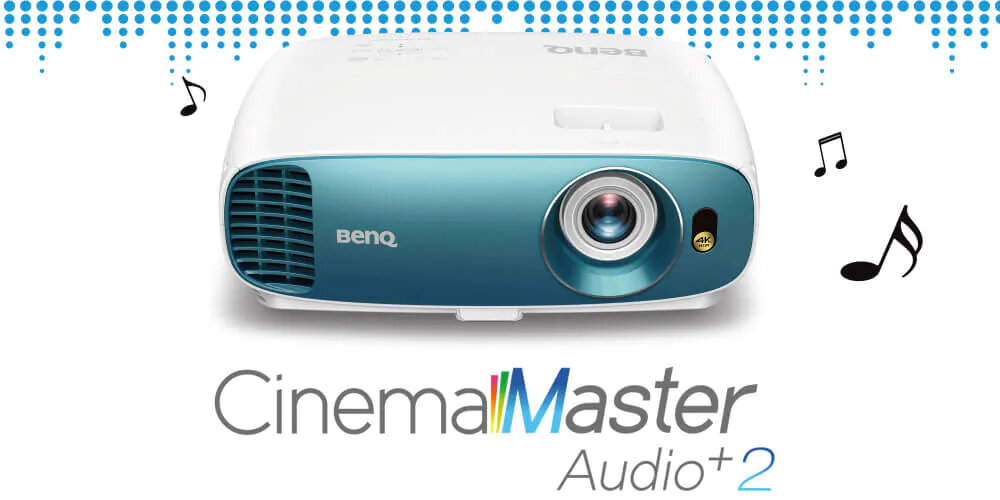 Na obrazie widoczny jest projektor z logo BenQ, z przodu którego znajduje się obiektyw. Poniżej znajduje się napis \'CinemaMaster Audio+2\' oraz symbole nutek i niebieskie kropki przypominające fale dźwiękowe.