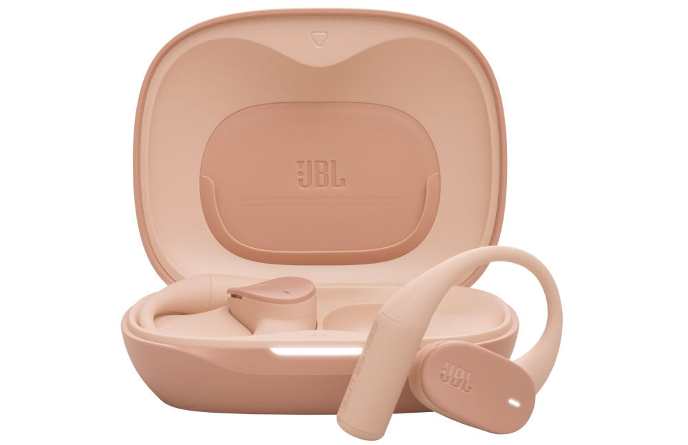 Beżowe słuchawki powietrzne JBL w otwartym etui ładującym z widocznym logo JBL na pokrywie. Słuchawki mają nowoczesny design z zaokrąglonymi elementami.
