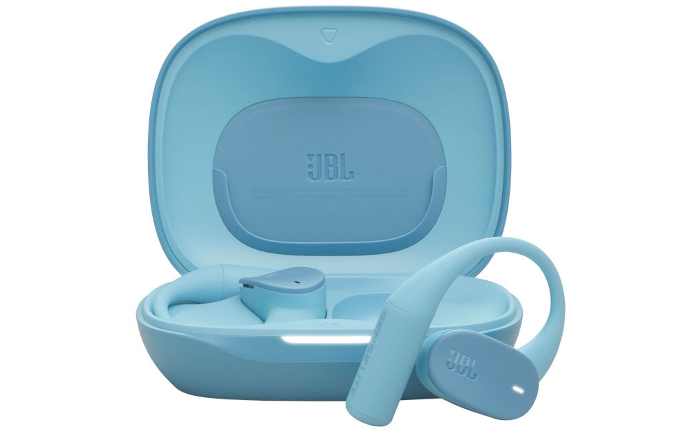 Na obrazie widoczne są niebieskie słuchawki bezprzewodowe z etui ładującym. Na etui znajduje się logo \'JBL\'.