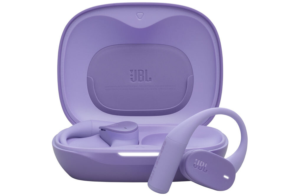 Fioletowe słuchawki douszne z etui ładującym, na którym widnieje logo JBL.