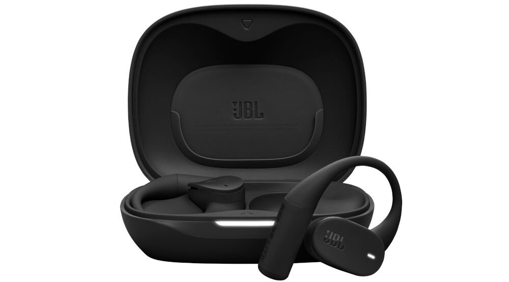Czarne słuchawki bezprzewodowe z etui ładującym, na którym widoczne jest logo JBL.