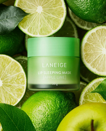 Zielony słoiczek z napisem \'LANEIGE LIP SLEEPING MASK [APPLE LIME] 20 g\' otoczony połówkami limonek i zielonym jabłkiem.