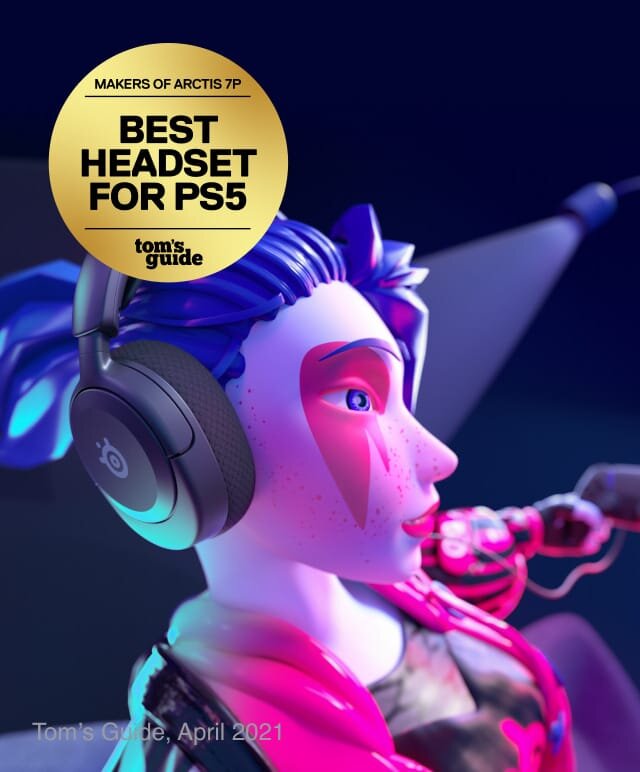 Na obrazie widoczna jest postać z niebieskimi włosami nosząca czarne słuchawki z logo SteelSeries. W lewym górnym rogu znajduje się złoty okrągły znak z tekstem: \'MAKERS OF ARCTIS 7P BEST HEADSET FOR PS5 tom\'s guide\'.