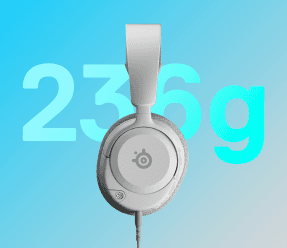 Białe słuchawki nauszne z widocznym logo SteelSeries na nauszniku. W tle znajduje się tekst \'236g\' na niebieskim tle.