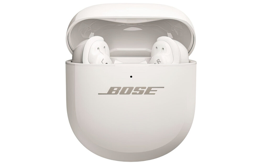 Białe etui z otwartą pokrywą, w którym znajdują się słuchawki dokanałowe. Na etui widoczne jest logo \'BOSE\'.