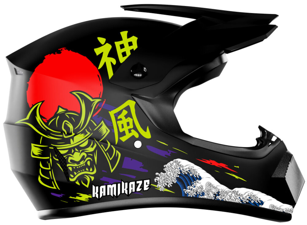 Czarny kask motocyklowy z grafiką przedstawiającą samuraja, czerwone słońce i fale. Na kasku widoczny jest napis \'KAMIKAZE\'.