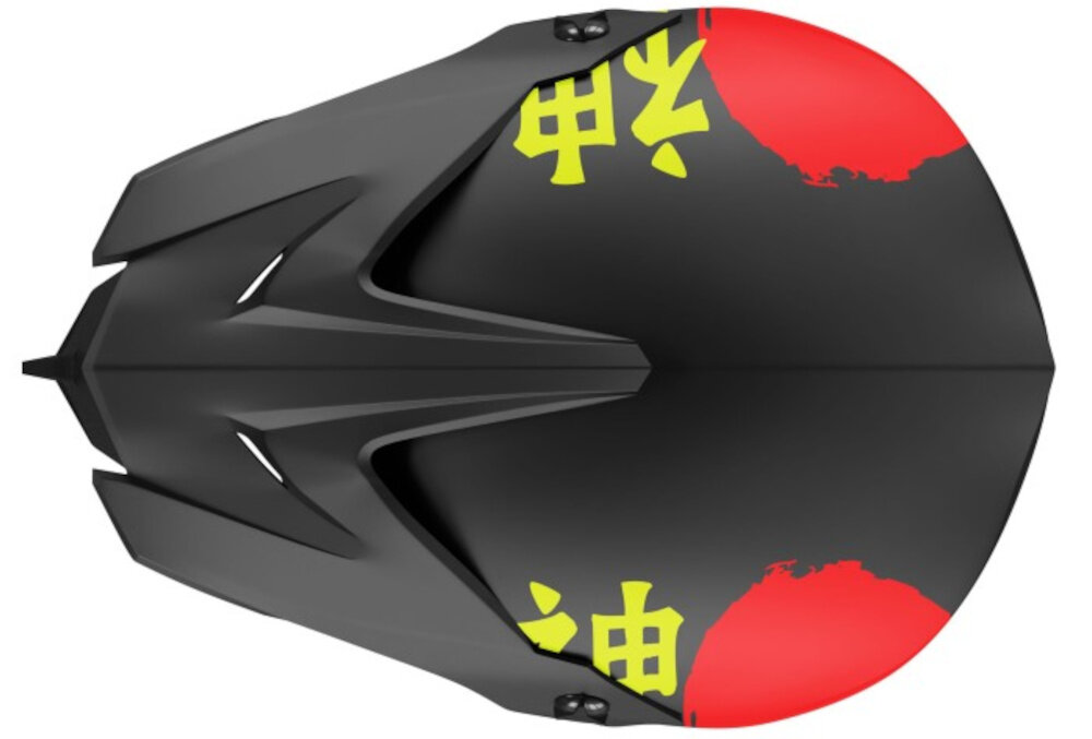 Czarny kask motocyklowy z czerwonymi akcentami i żółtymi znakami na górze. Kask ma aerodynamiczny kształt z wyraźnymi liniami i otworami wentylacyjnymi.