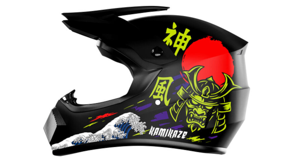 Czarny kask motocyklowy z grafiką przedstawiającą samuraja, czerwone słońce i fale. Na kasku widoczny jest napis \'KAMIKAZE\'.
