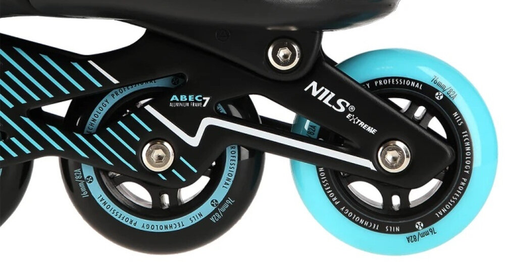 Zbliżenie na kółka łyżworolek z czarną ramą i niebieskimi akcentami. Widoczne napisy: \'NILS EXTREME\', \'ABEC 7\', \'ALUMINIUM FRAME\'.