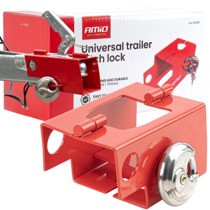Na obrazie widoczna jest czerwona blokada zaczepu przyczepy z metalowym zamkiem, a w tle znajduje się pudełko z napisem \'AMiO car accessories Universal trailer hitch lock\'.