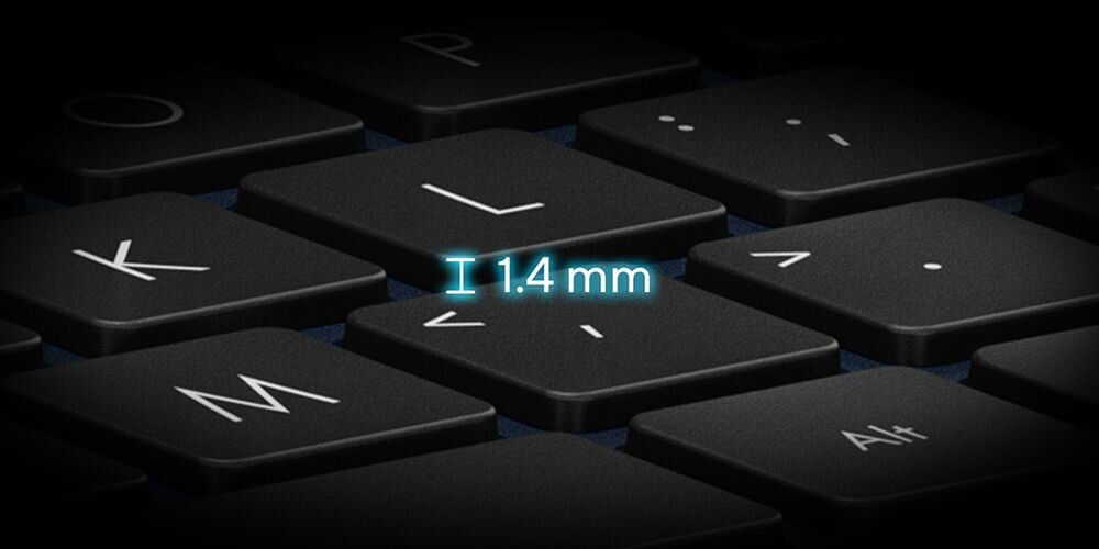 Zbliżenie na klawiaturę laptopa z widocznymi klawiszami, na których znajduje się tekst \'I 1.4 mm\'.