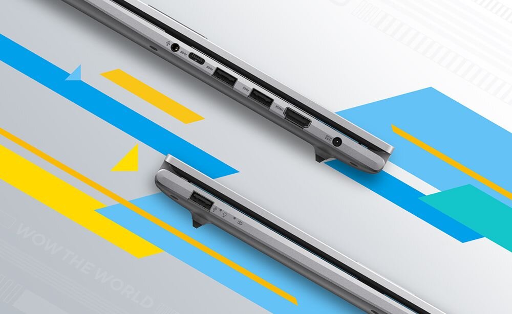Obraz przedstawia dwa profile boczne laptopa z widocznymi portami, w tym USB i HDMI. Tło jest ozdobione kolorowymi, geometrycznymi kształtami w odcieniach niebieskiego i żółtego.