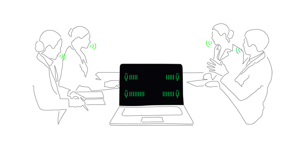 Ilustracja przedstawia cztery osoby siedzące przy stole z laptopem na środku. Na ekranie laptopa widoczne są zielone ikony mikrofonów i wskaźniki poziomu dźwięku.