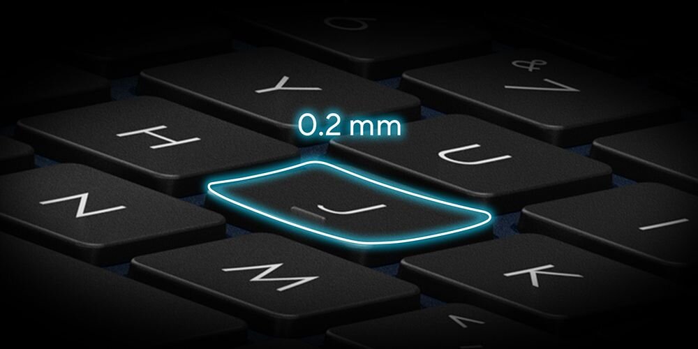 Zbliżenie na klawiaturę laptopa z podświetlonym klawiszem \'J\' i napisem \'0.2 mm\'.