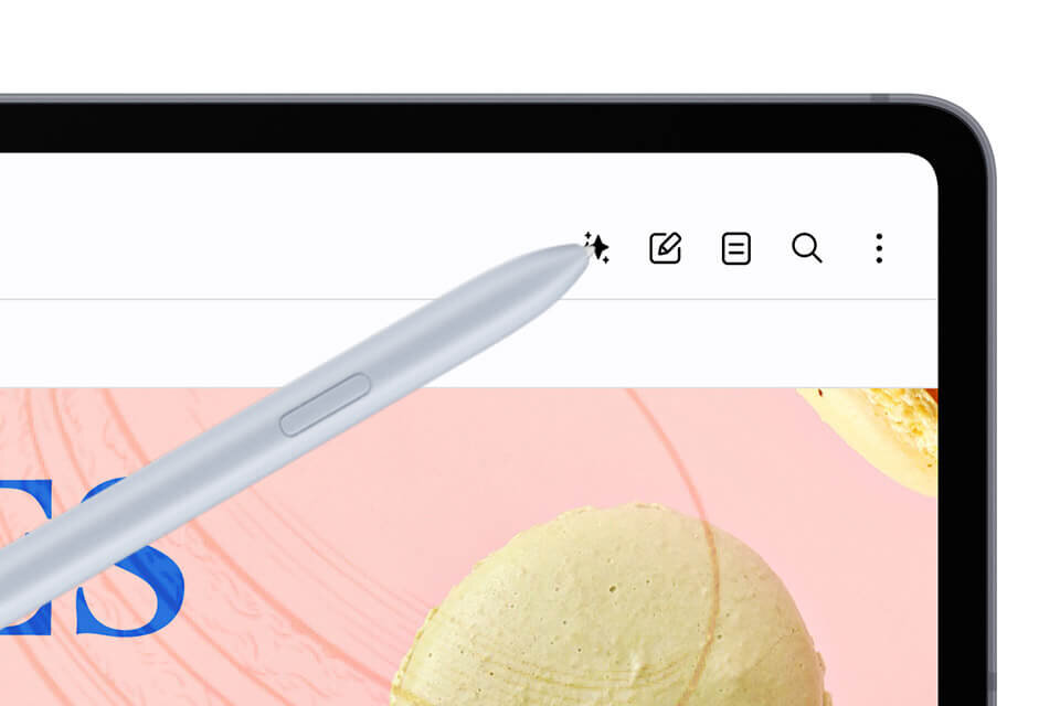 Na obrazie widoczny jest fragment tabletu z ekranem oraz srebrny rysik. Na ekranie znajdują się ikony: gwiazdka, edytor, lista, oraz trzy kropki.