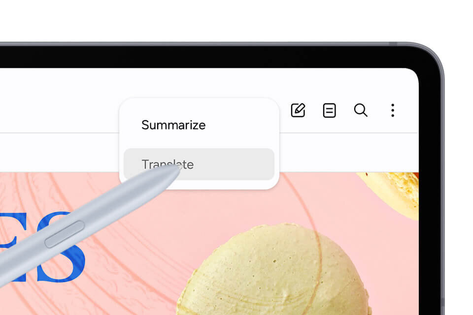 Na obrazie widoczny jest fragment tabletu z rysikiem, na ekranie wyświetlone są opcje \'Summarize\' i \'Translate\'.