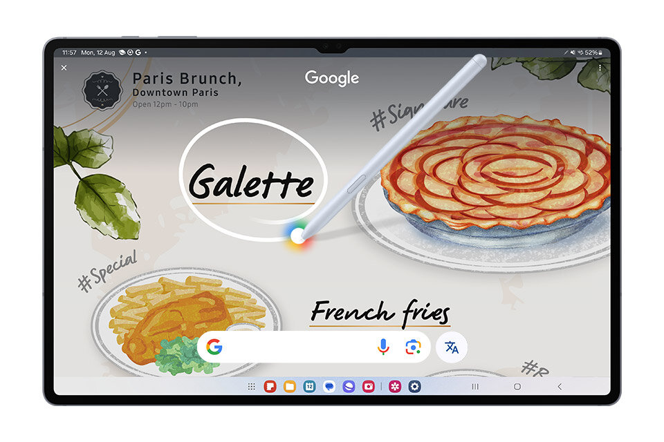 Tablet z wyświetlaczem pokazującym grafikę z napisem \'Galette\' oraz \'French fries\', z rysikiem wskazującym na ekran. Widoczny jest pasek wyszukiwania Google oraz godzina 11:57, Mon, 12 Aug.