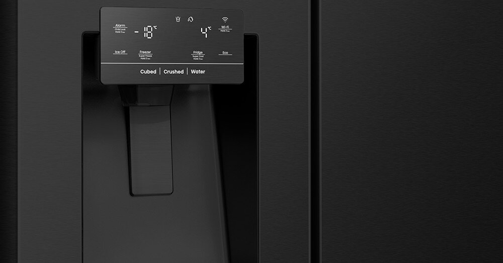 Czarna lodówka z panelem sterowania wyświetlającym temperatury -18°C i 4°C oraz opcjami Cubed, Crushed, Water. Widoczne są ikony Wi-Fi i inne funkcje, takie jak Ice Off i Energy Saving.