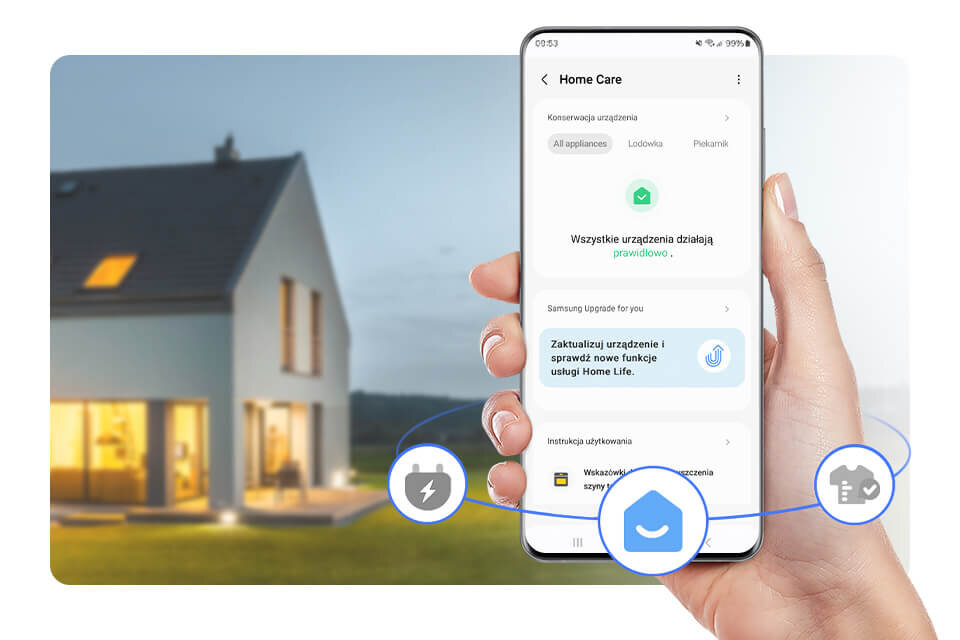 Osoba trzyma smartfon z aplikacją \'Home Care\' na ekranie, na którym widnieje tekst: \'Wszystkie urządzenia działają prawidłowo\'. W tle widać nowoczesny dom z oświetlonymi oknami.