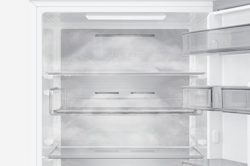 Wnętrze lodówki z widocznymi półkami i szufladami na drzwiach. Na tylnej ściance znajduje się napis \'Metal Cooling\'.