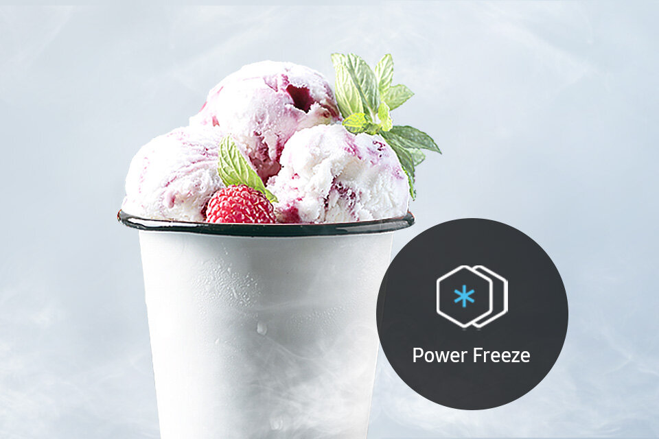 Na obrazie widoczny jest pucharek z lodami ozdobionymi listkami mięty i maliną. Obok znajduje się okrągła ikona z symbolem płatka śniegu i napisem \'Power Freeze\'.