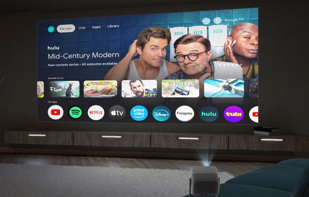 Projektor laserowy JMGO N3 SE Google TV Netflix YouTube Prime Video Gemini, projektor stojący na sofie wyświetlający obraz na ekranie projekcyjnym