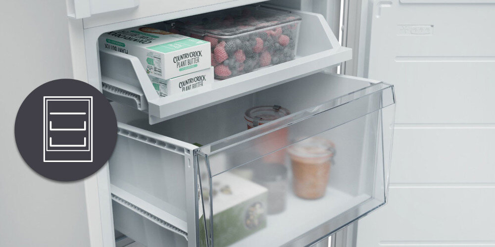 Wnętrze lodówki z otwartą szufladą, w której znajdują się pojemniki z jedzeniem oraz opakowanie masła roślinnego z napisem \'COUNTRY CROCK PLANT BUTTER\'. Obok widoczna jest ikona przedstawiająca schemat szuflad.