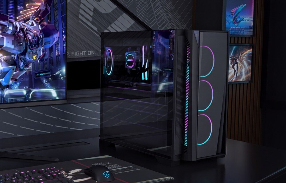 Komputer GIGABYTE Aorus Prime 5 Komputer stacjonarny ze szklaną obudową ustawiony na ciemnym biurku obok klawiatury i myszy