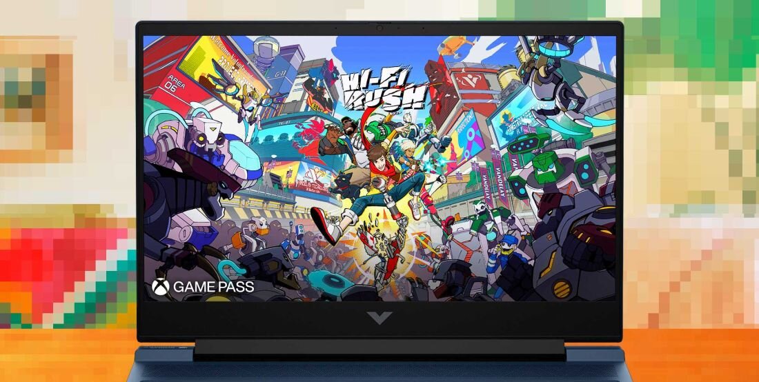 Laptop z wyświetlaczem pokazującym kolorową grafikę z napisem \'HI-FI RUSH\'. W lewym dolnym rogu ekranu widnieje logo \'GAME PASS\'.
