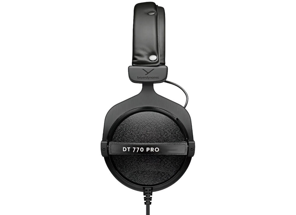 Czarne słuchawki nauszne z widocznym napisem \'DT 770 PRO\' na nauszniku. Na pałąku znajduje się logo \'beyerdynamic\'.