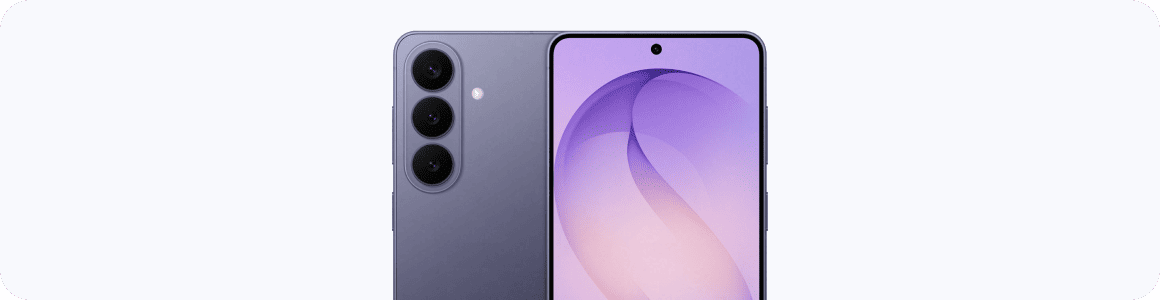 group-84 Na obrazie widoczny jest smartfon z trzema aparatami z tyłu i ekranem z wycięciem na aparat z przodu. Obudowa jest w kolorze szarym, a ekran wyświetla abstrakcyjny wzór w odcieniach fioletu.