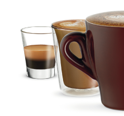 Na obrazie widoczne są trzy filiżanki z kawą, każda o innym kształcie i kolorze. Filiżanki są wypełnione różnymi rodzajami kawy, od espresso po cappuccino.