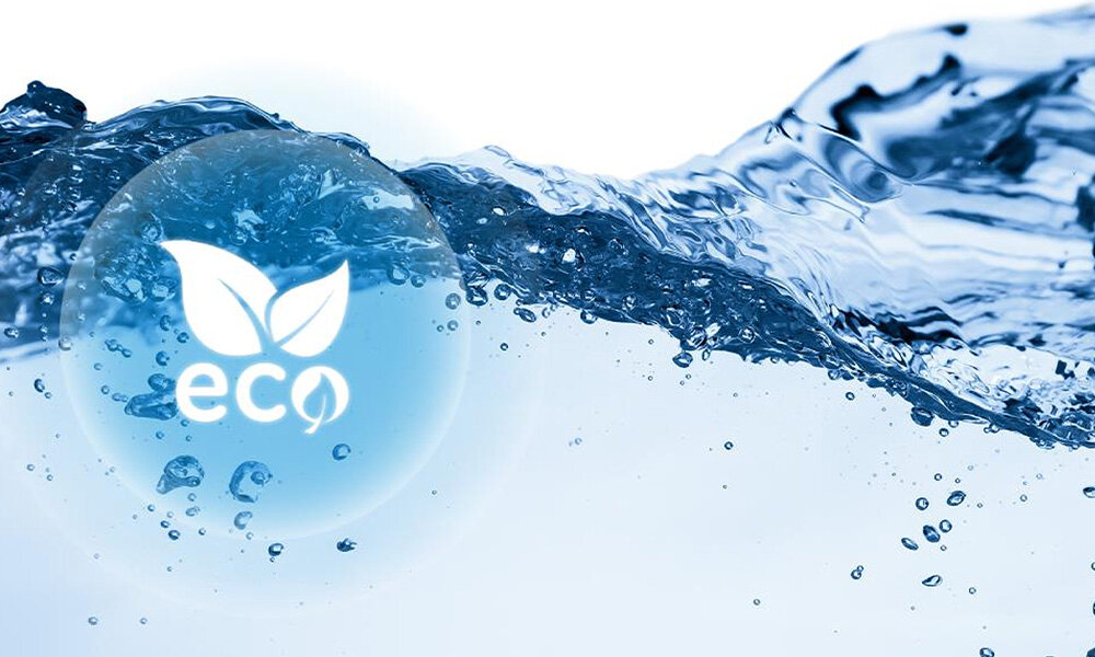 Obraz przedstawia falującą wodę z bąbelkami, na której widoczny jest symbol z napisem \'eco\' oraz liśćmi.