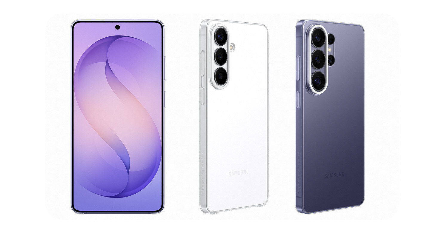 Widok Galaxy S26 z założonym przezroczystym etui Clear Case, Obraz przedstawia trzy ujęcia smartfona: z przodu z wyświetlaczem, z tyłu z przezroczystym etui oraz z tyłu bez etui. Na etui widoczne jest logo \'SAMSUNG\'.