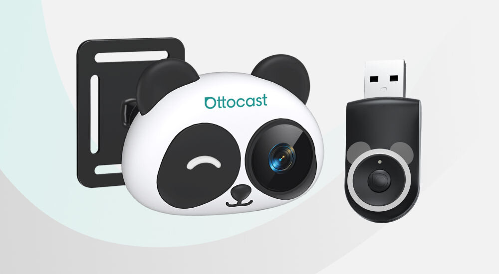 Na obrazie widoczny jest biało-czarny gadżet w kształcie pandy z napisem \'Ottocast\' oraz czarny adapter USB z motywem pandy.